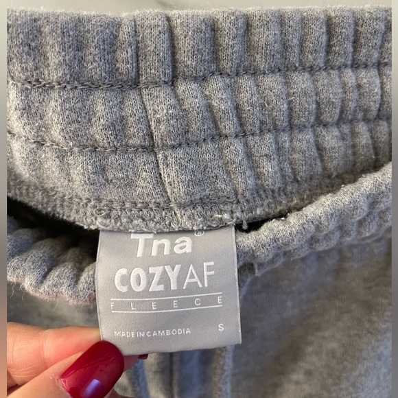 TNA cozy Fleece sweat shorts - Picture 2 of 3